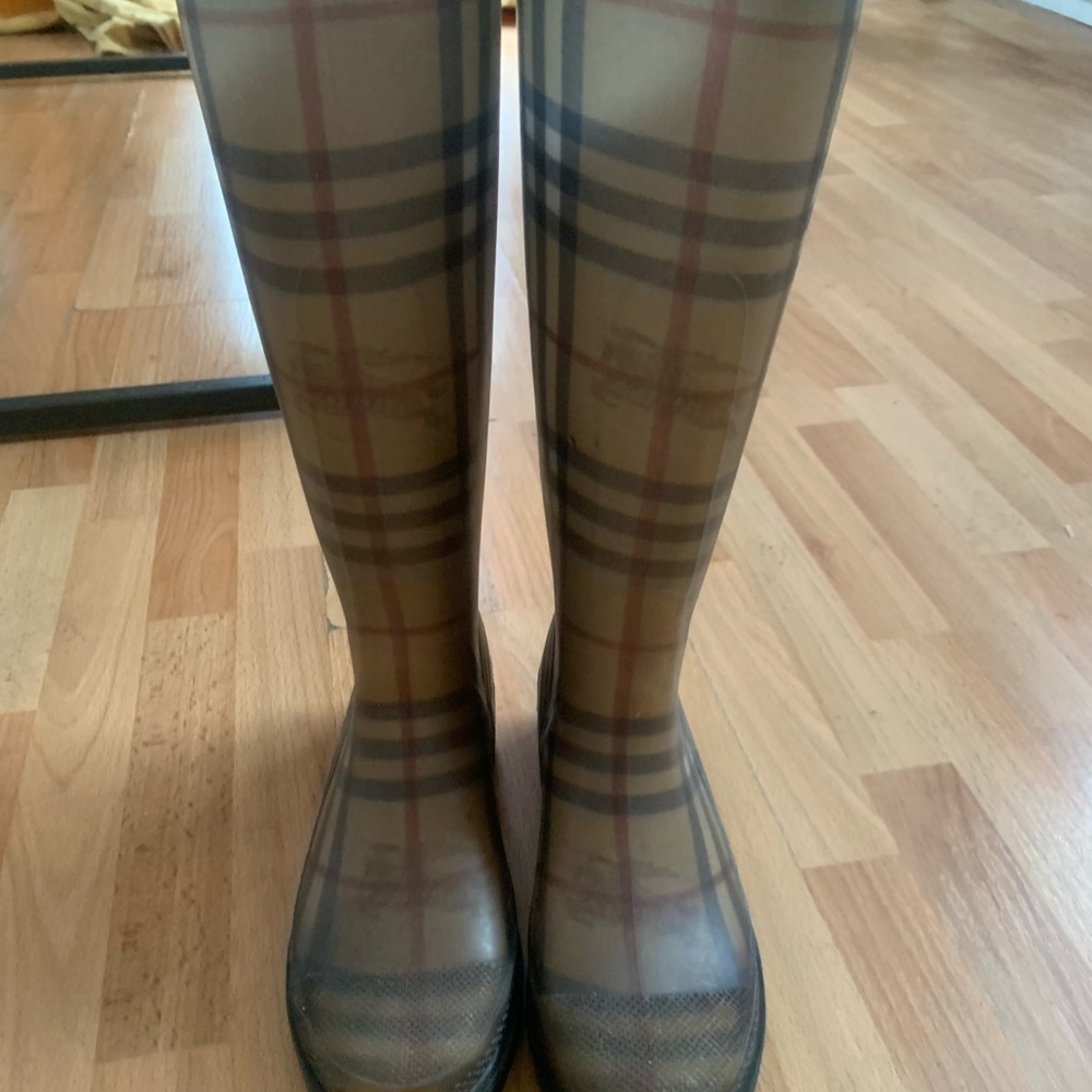 BURBERRY NOVA CHECK RAIN BOOTS!